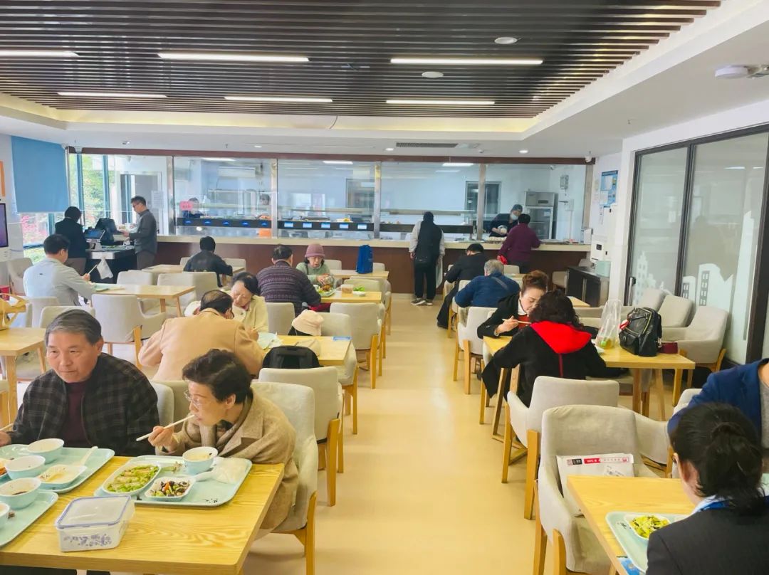 这家老少皆宜的社区食堂真香,这家社区食堂成老年人的欢乐之家