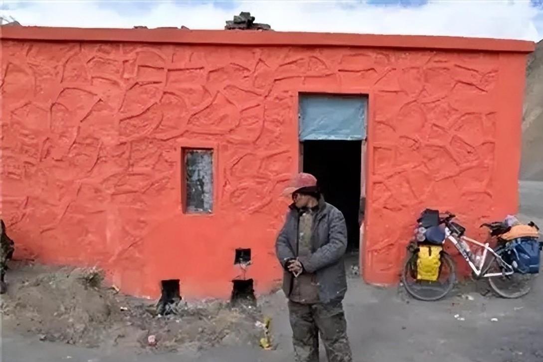 她是“昆仑女神”，住在无人区为来往车辆祈福，称新藏线下埋着人