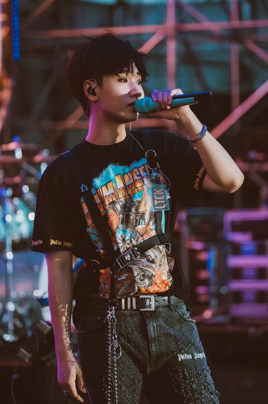 牌牌琦现状在哪,牌牌琦站在库里南上的照片