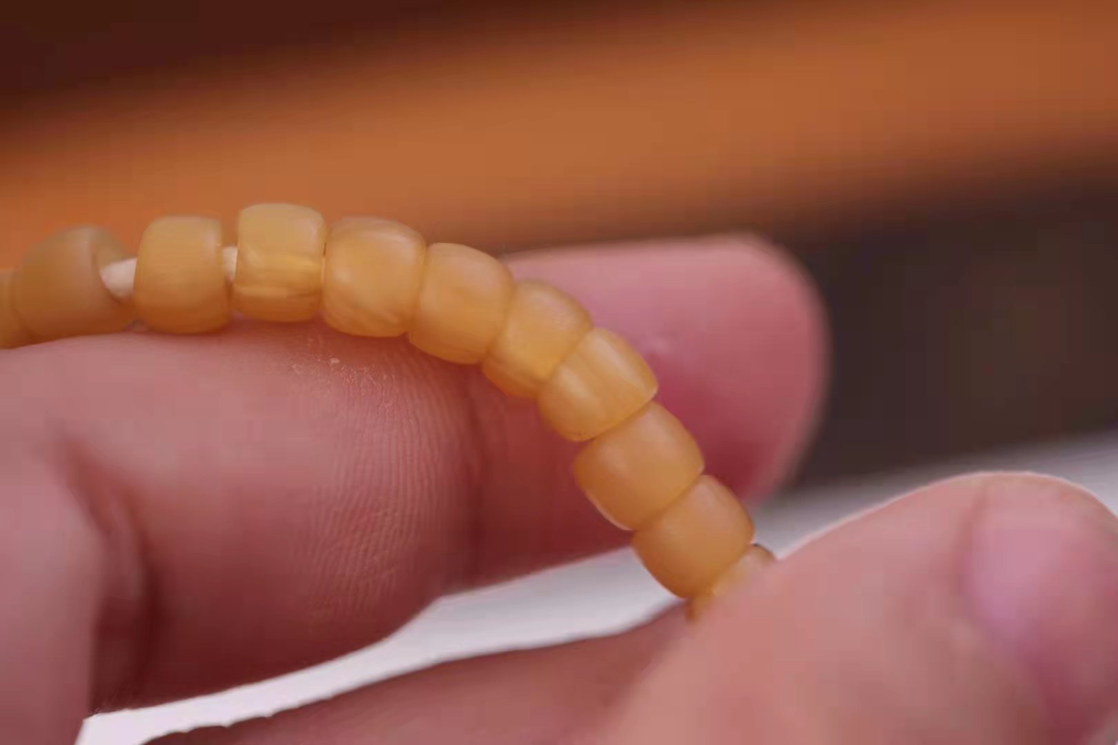 二代合成蜜蜡与天然蜜蜡区别,天然蜜蜡和二代合成蜜蜡的区别