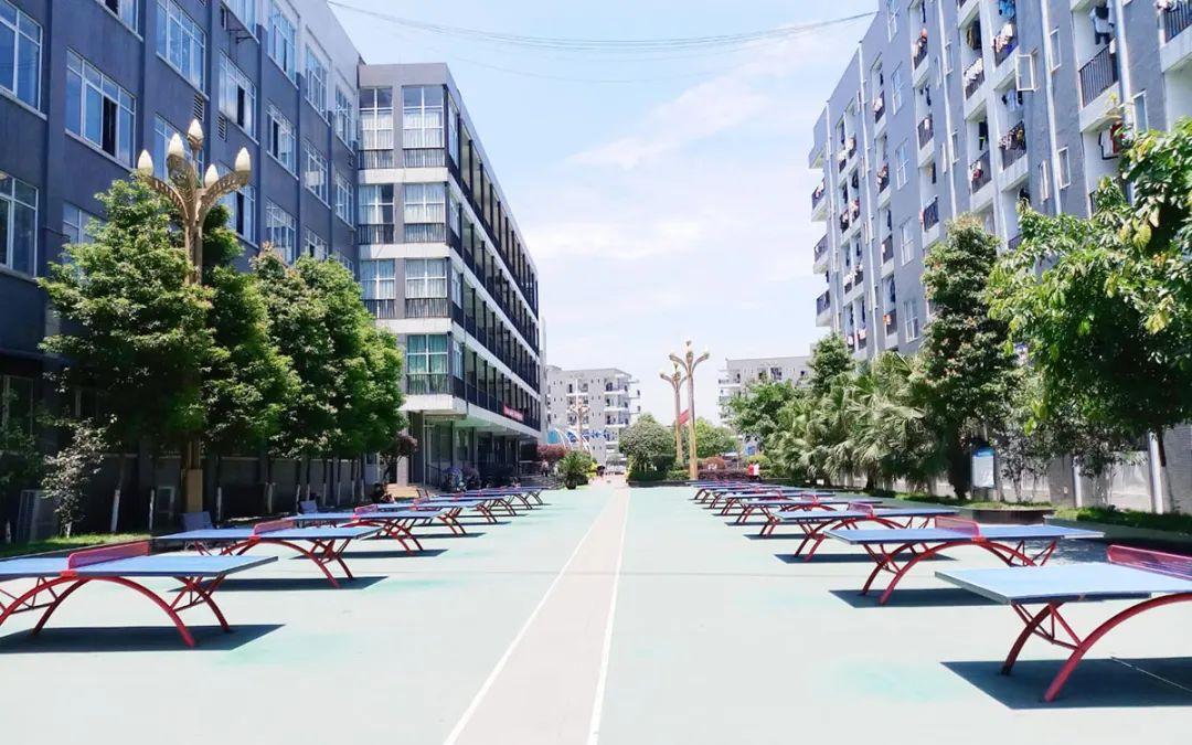 校园里面真的有飞机场和火车站吗,成都机电工程学校双流校区