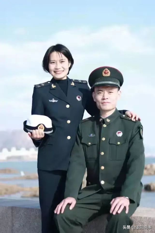 军嫂亲手为丈夫戴上新军衔,军嫂亲自为丈夫卸衔