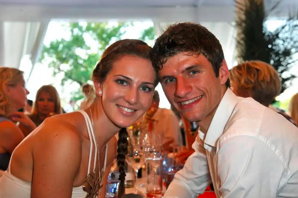 德国队是懂“美人计”的，破例让太太团入住安慰球员，但又没全懂