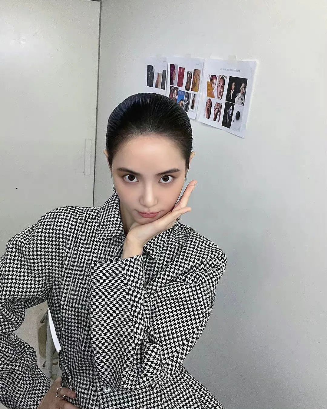 别再披头散发了教你一招秒变女神,今年别再披头散发了三款减龄发型