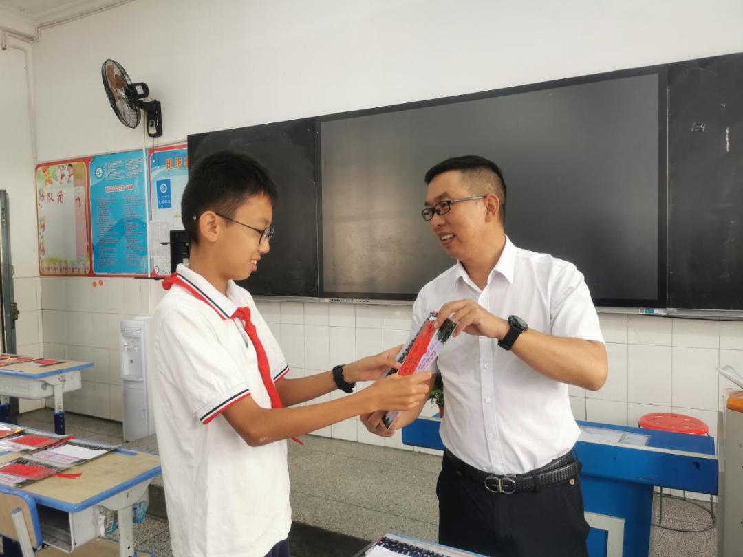 学生给老师写的藏头诗,毕业诗七句藏头诗