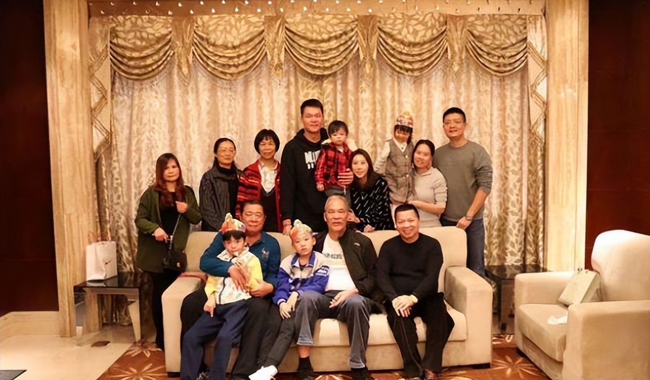 朱芳雨给老万颁发总冠军戒指,cba朱芳雨总决赛