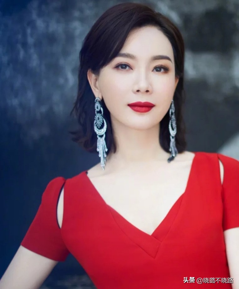 头发不要留黑长直也别留超短发,超短发不显老的烫发