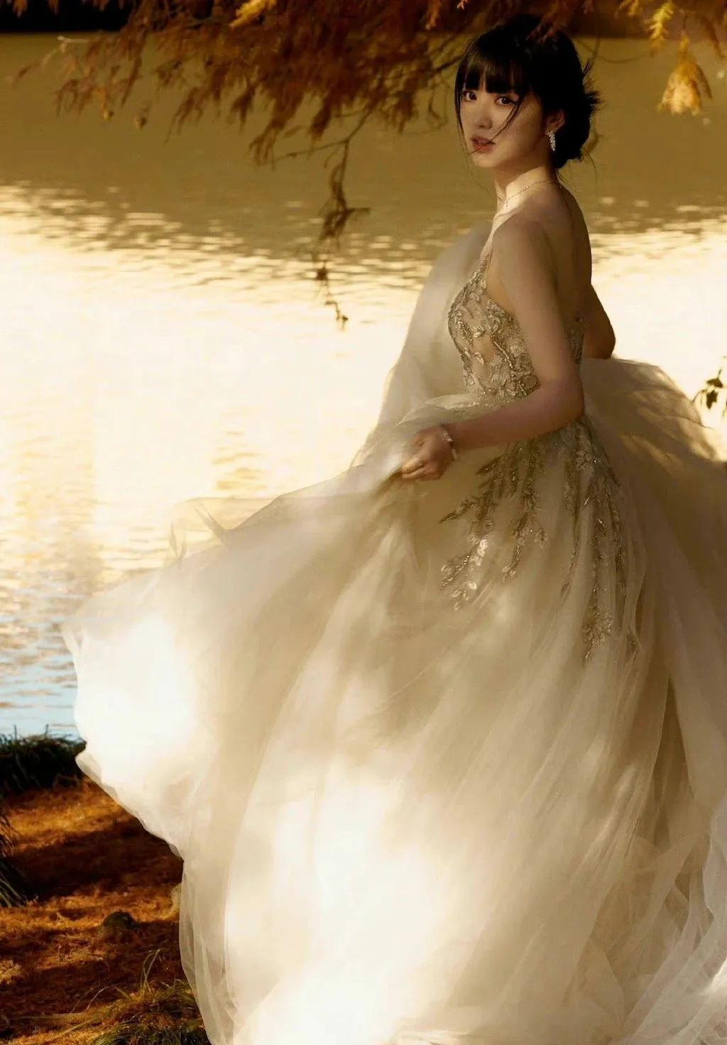 张嘉倪黑裙和网红同框,张嘉倪风波后首晒美照