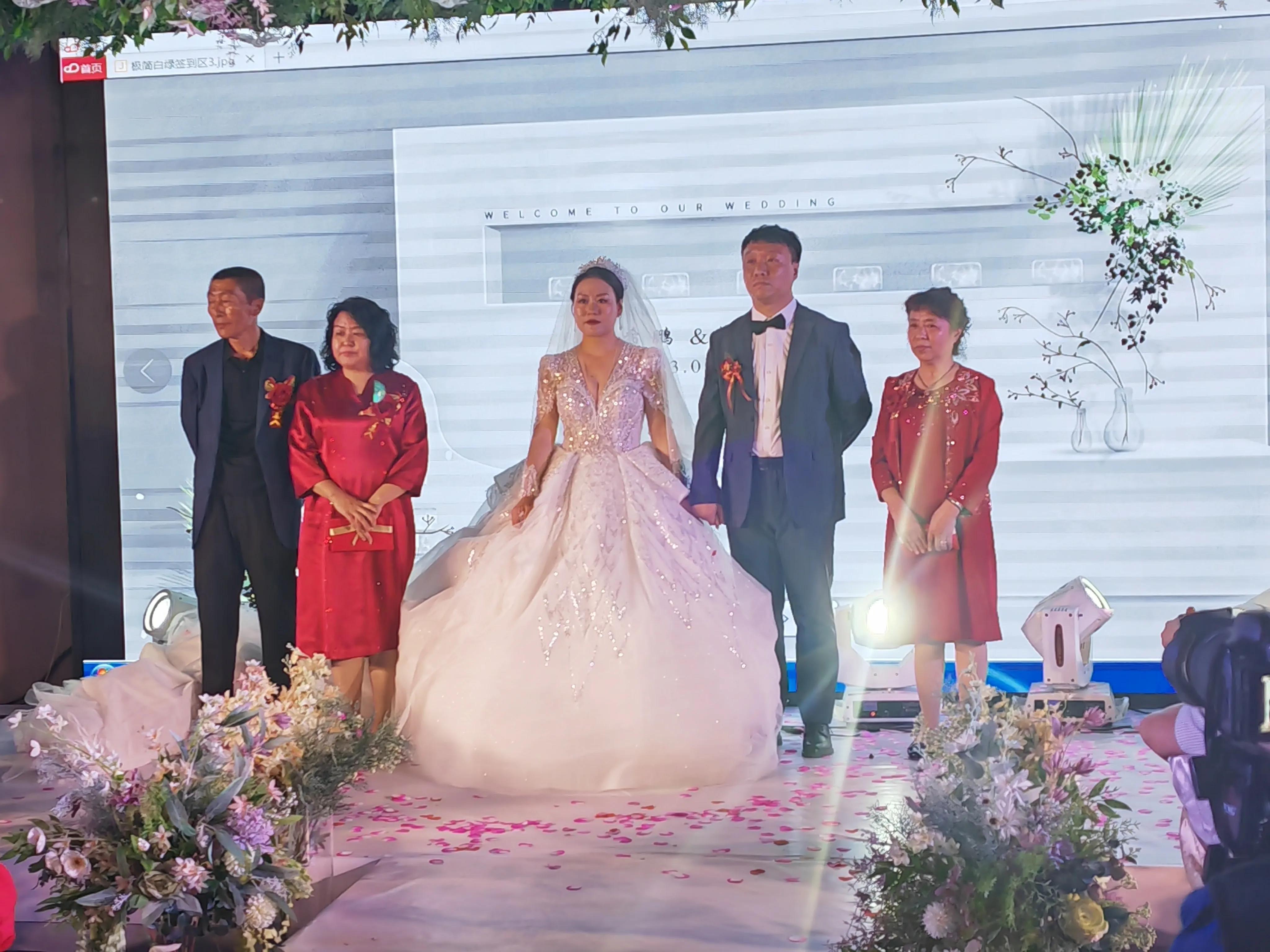 参加侄媳潘雪家的婚礼答谢宴