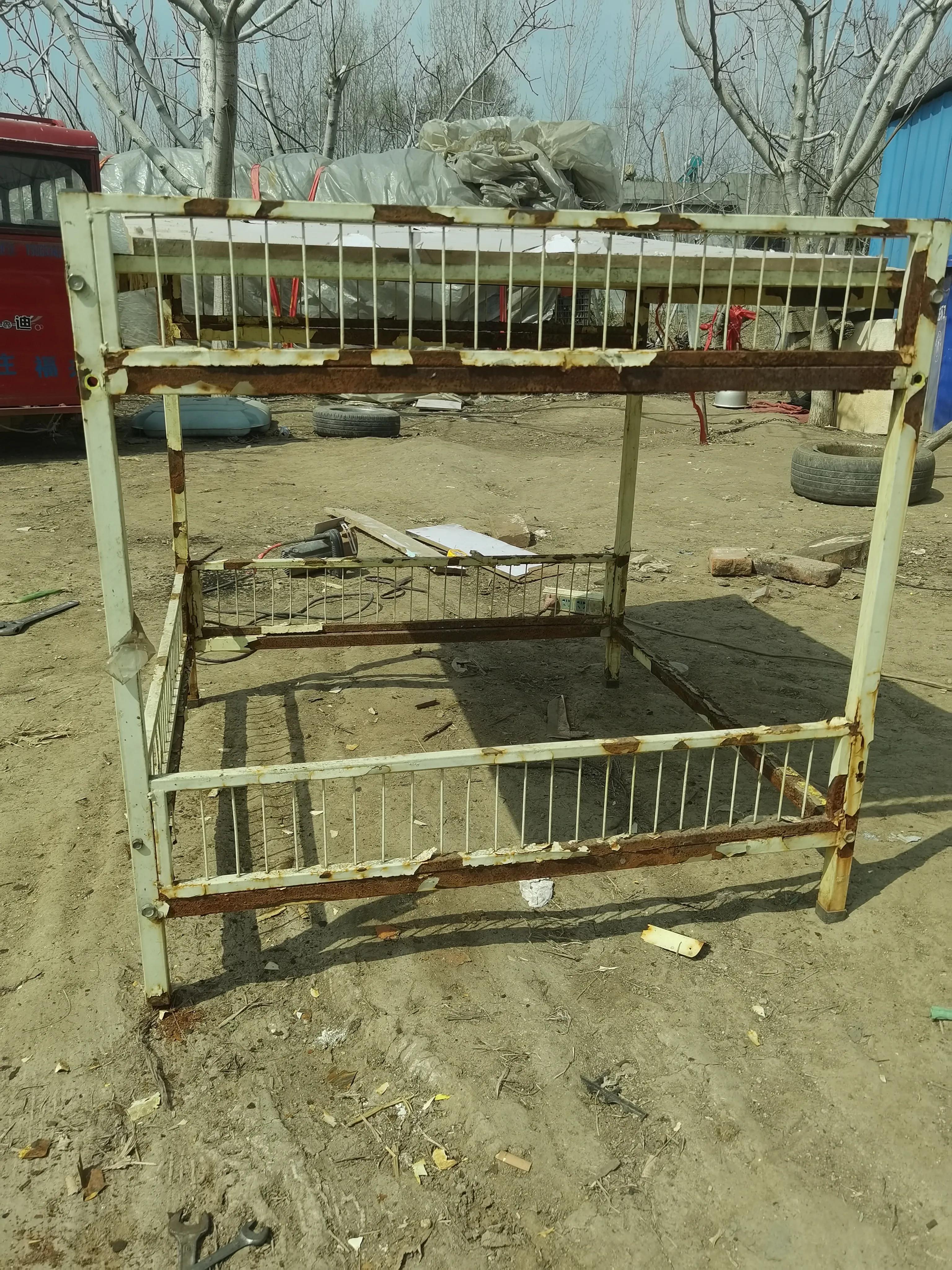 废弃材料建狗窝视频,用废弃木材搭建狗窝