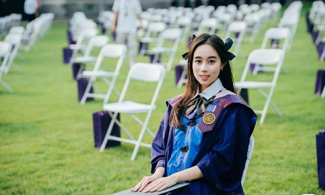 梁安琪何超欣逛街,梁安琪何超欣豪宅