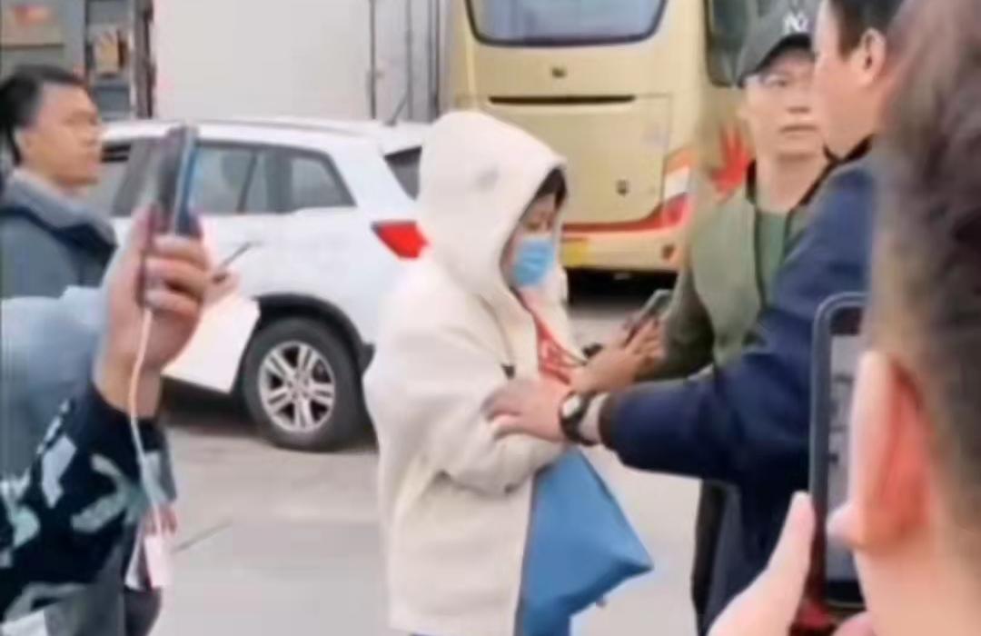 董宇辉回应遭路人泼水,董宇辉回应被泼水