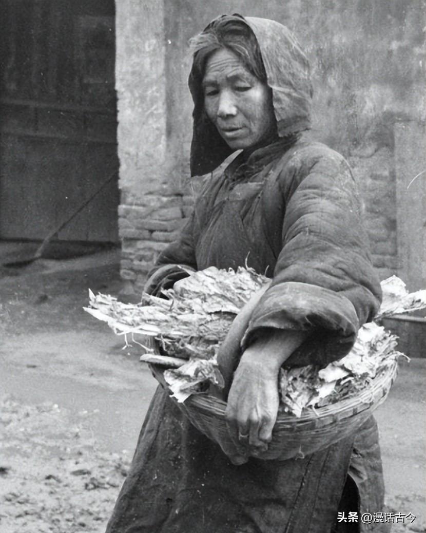 孩子吸吮母亲干瘪的乳房!42年河南饥荒真实场面,比电影残酷十倍