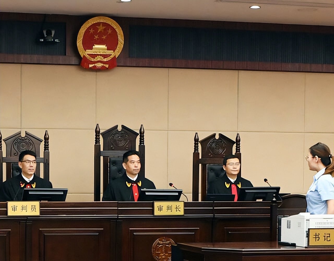 民法典中信用卡逾期,信用卡违约金有法律规定吗