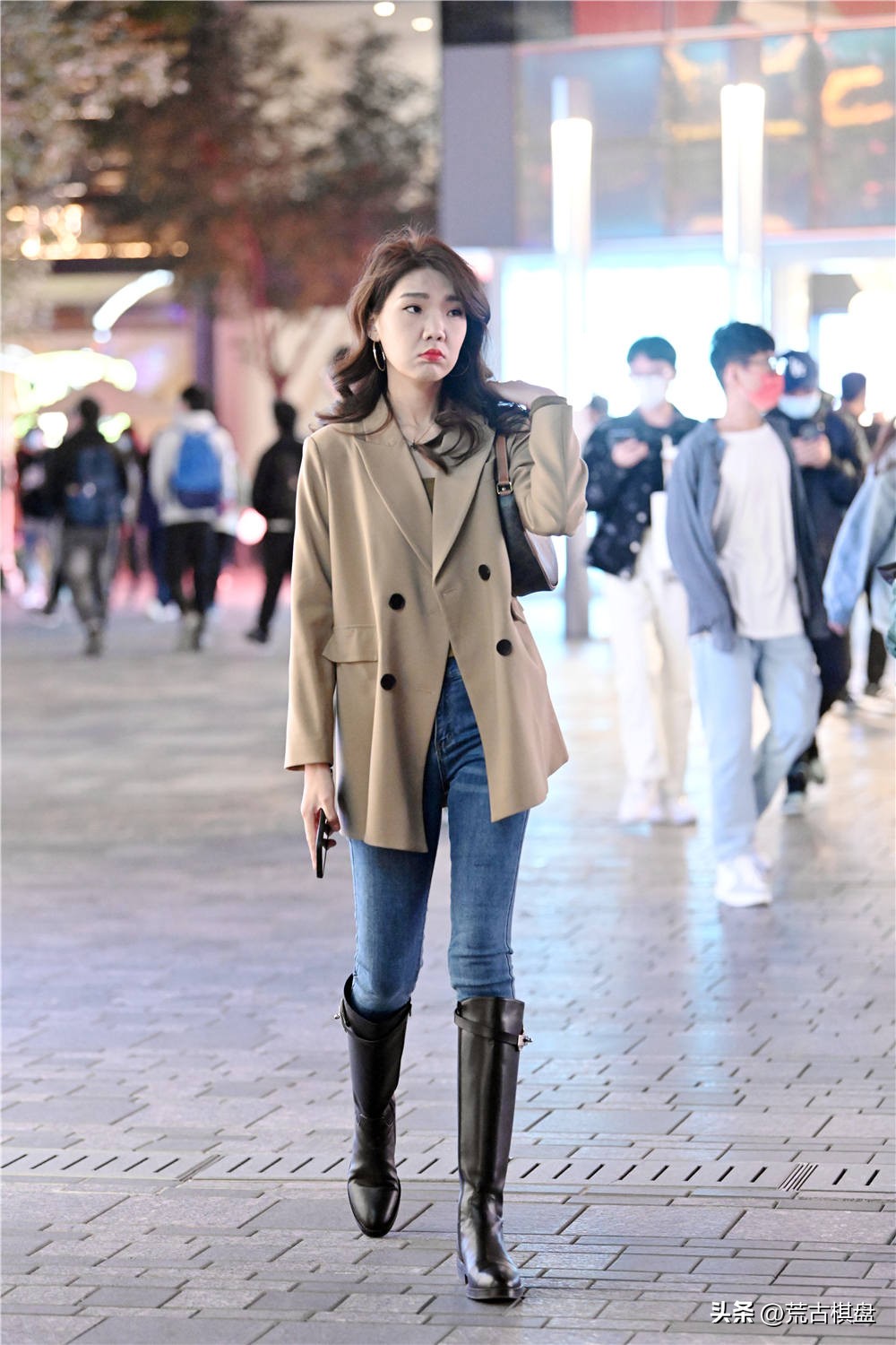过膝靴牛仔裤的搭配技巧,牛仔裤加过膝靴是不是很挑身材