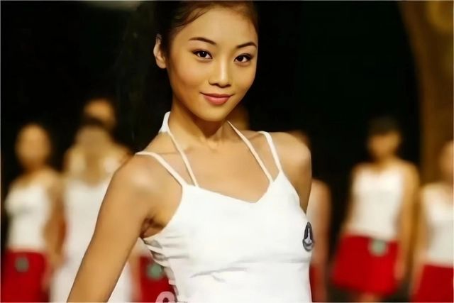 单身女模自曝养混血三胞胎引热议,30岁模特妈妈生下3胞胎