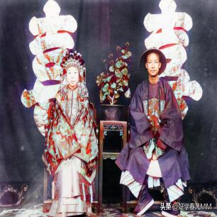 高清老照片：旗人格格大腿岔开豪放洗衣，地主三妻四妾不输女明星