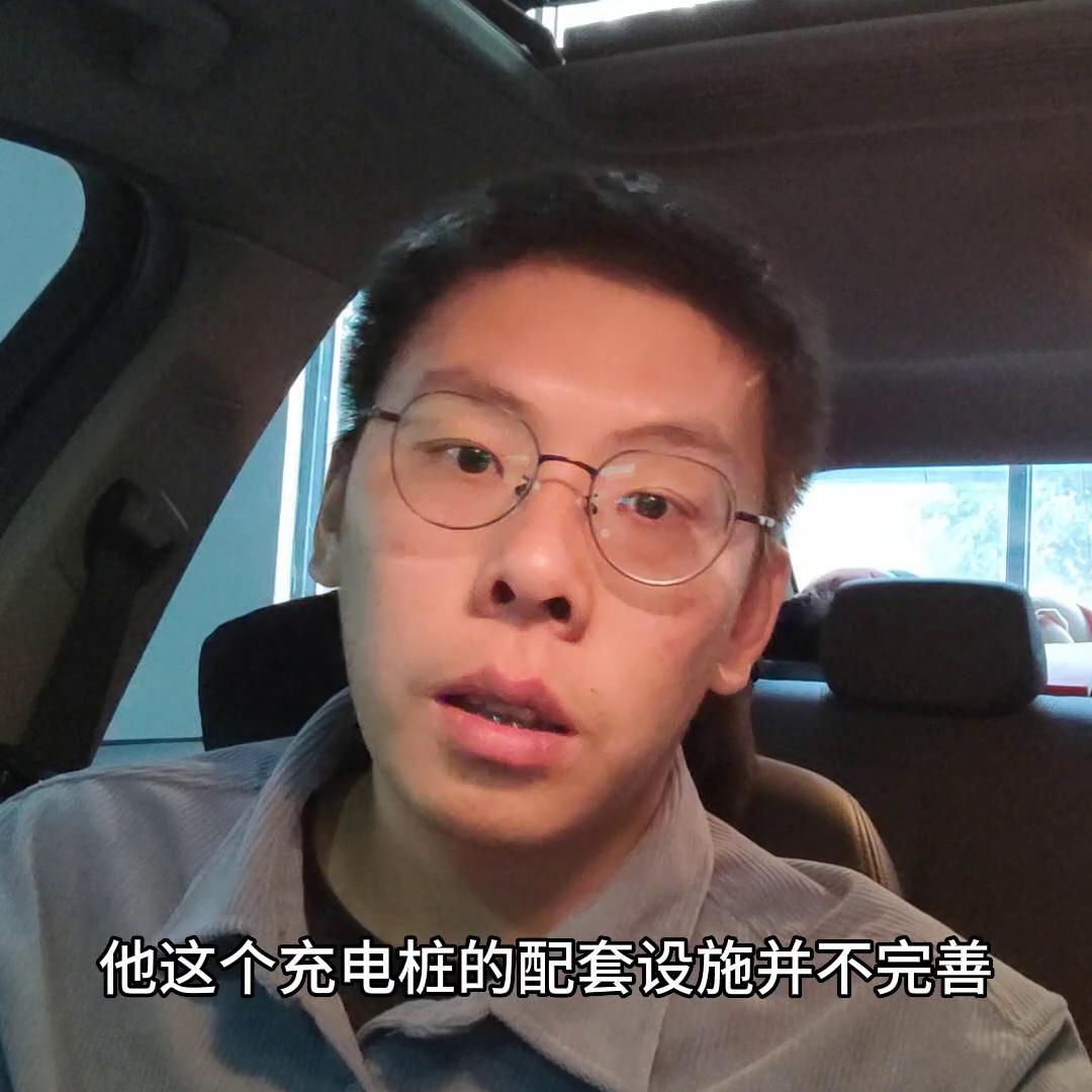 路上新能源车越来越多,路上很多新能源车