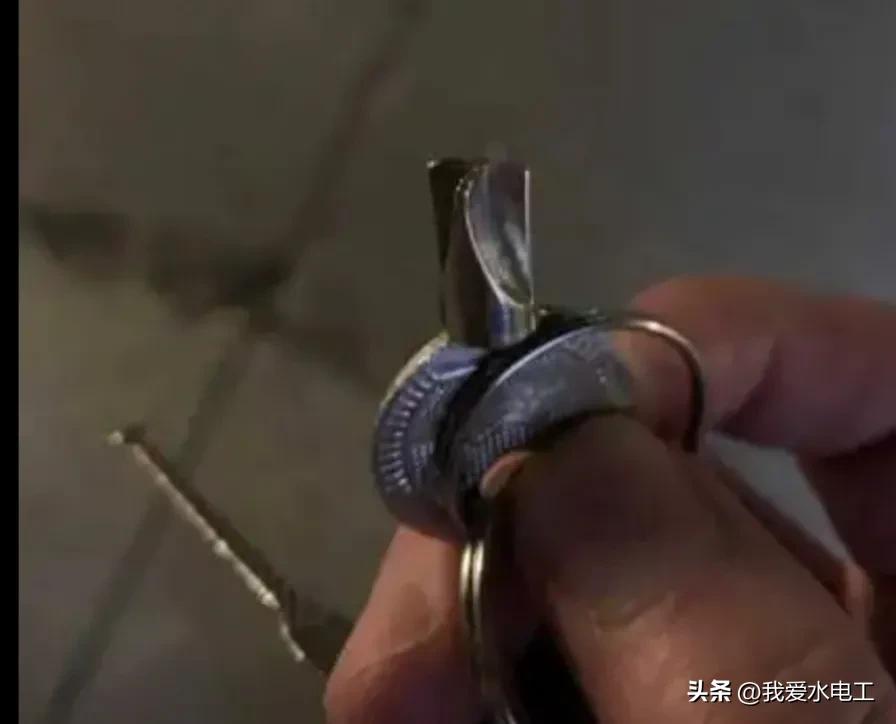 钥匙断了锁芯取不下来怎么办,钥匙断到锁芯里面怎么取出来