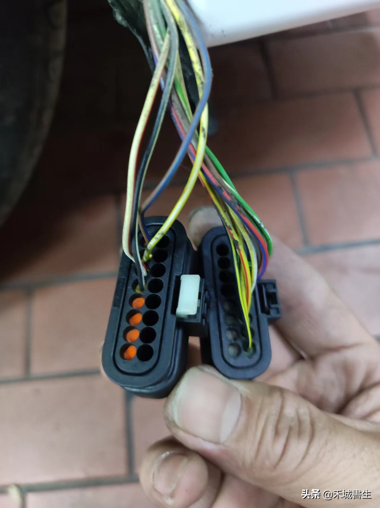 奔驰线束插头怎么拔,奔驰各个线束插头讲解