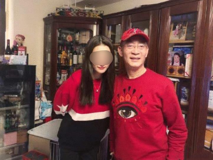 六小龄童罕见晒多张夫妻合照,六小龄童晒出妻子生日一家同框