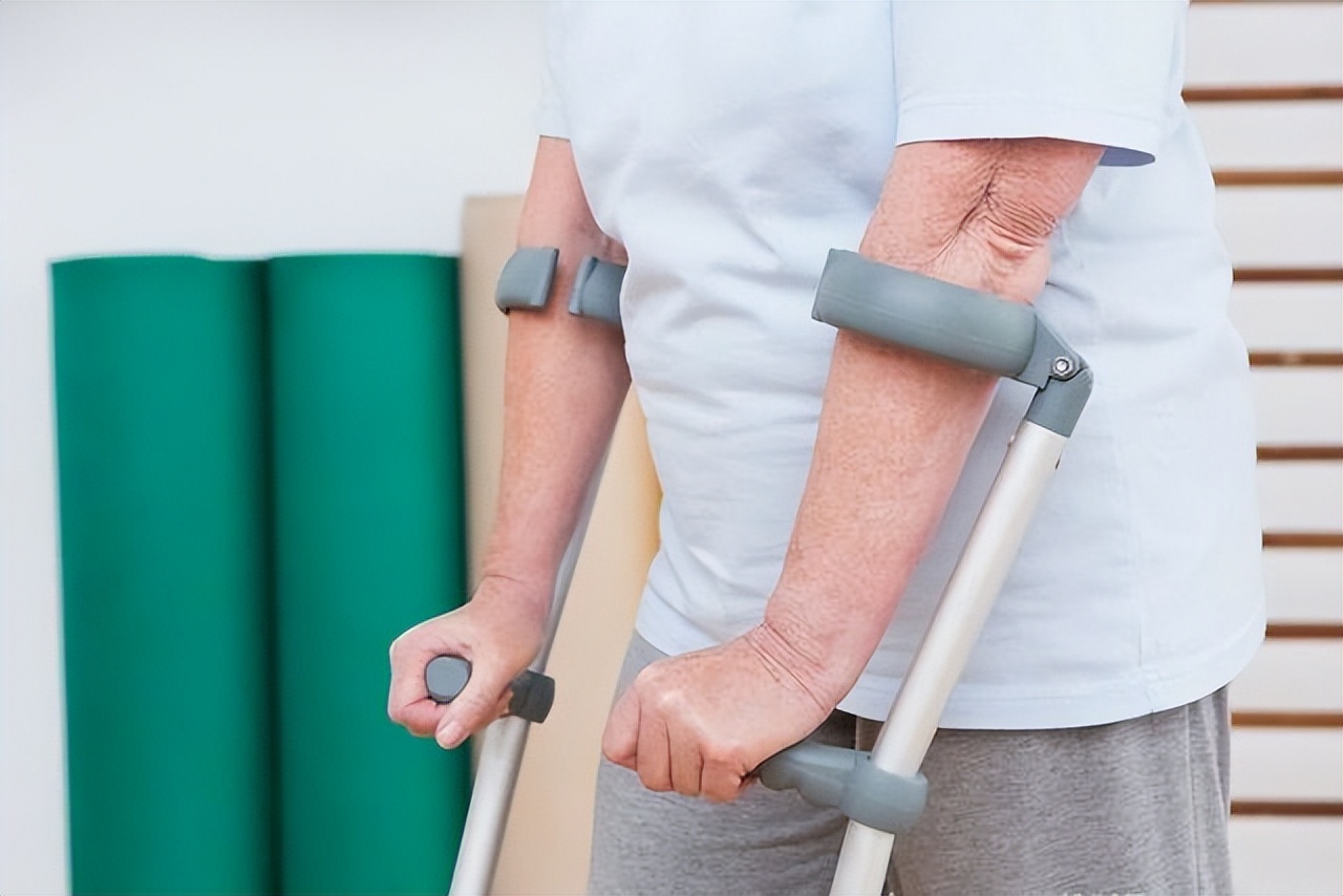 刘欢患“股骨头坏死”,感慨:家人、身体健康,才是最大的幸福