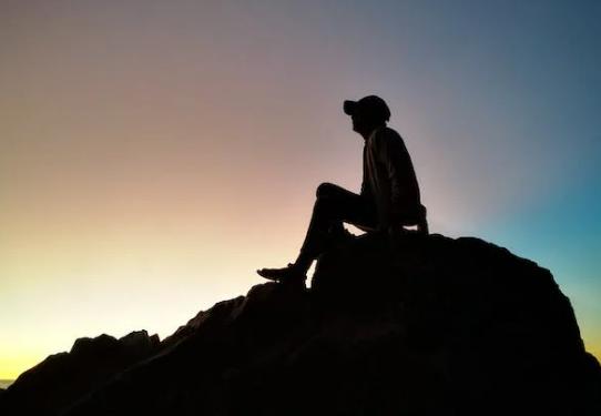 朋友突然冷落你因为背后有狗,对一个女人太好然后突然冷落她