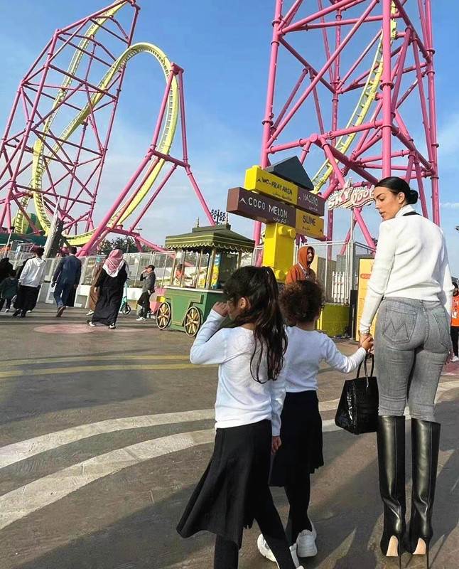 乔治娜戴头巾,乔治娜在沙特要戴头巾吗