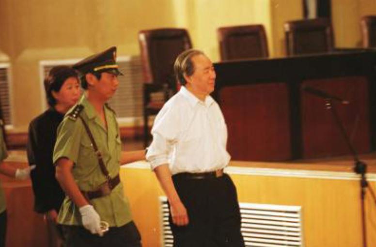 中国倒爷最近视频,中国第一倒爷用积压罐头换飞机