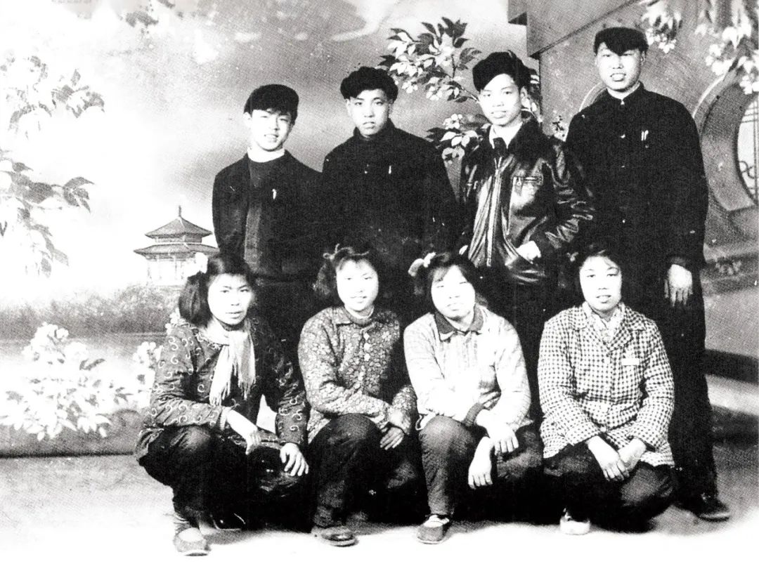 雷锋在鞍钢的423天原视频,雷锋在火车做好事的简介