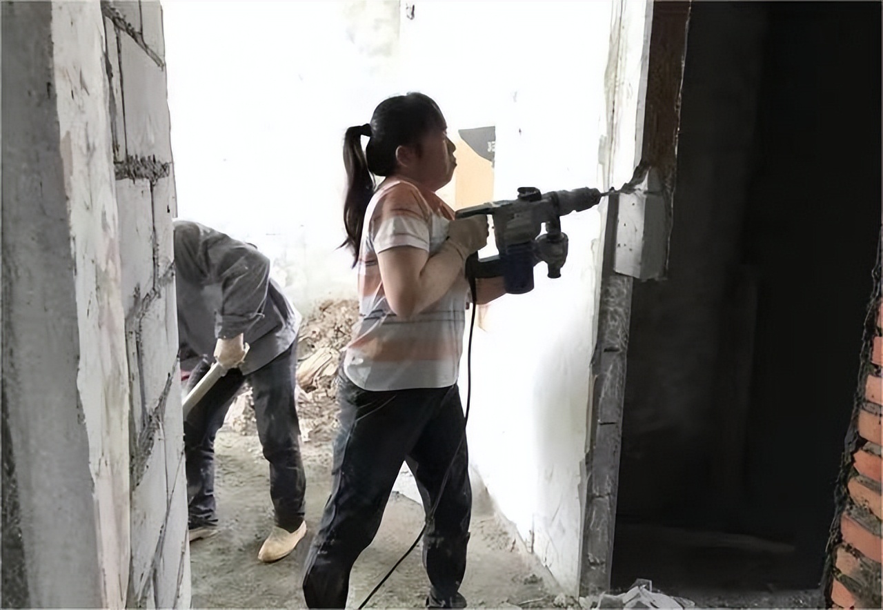 为什么年轻人都不干装修了，网友：送外卖一个月七八千，凭啥要去