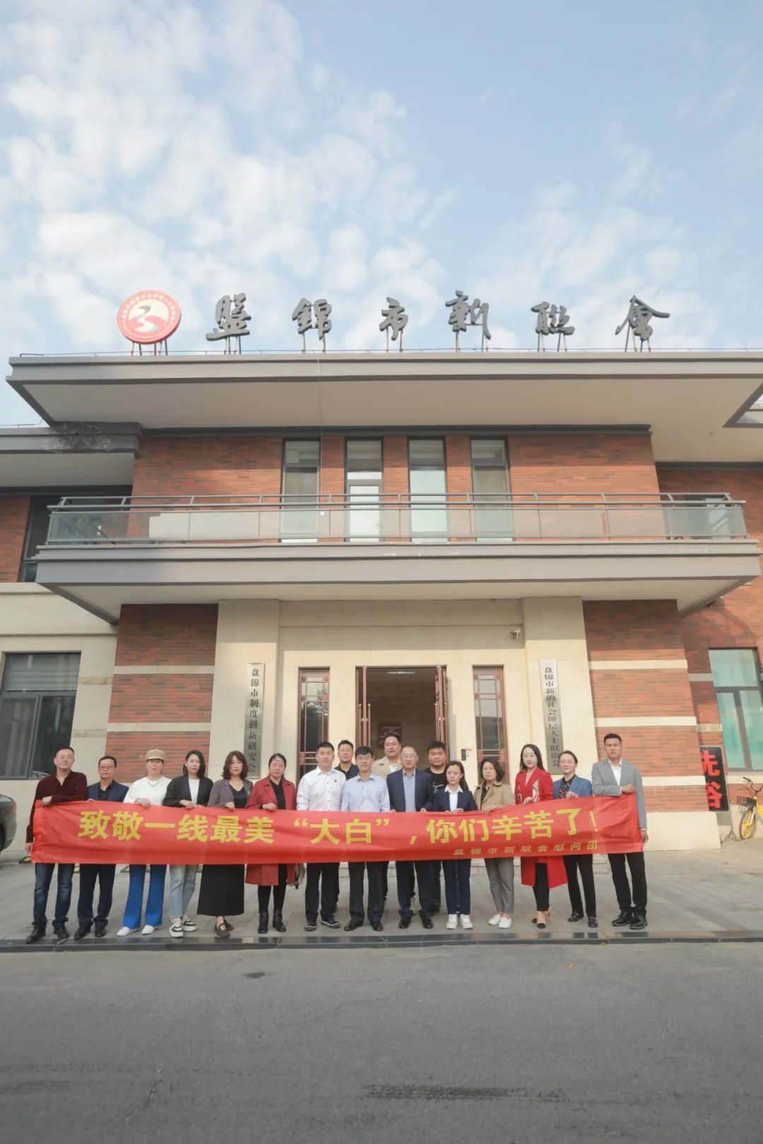 爱心人士冒雨慰问一线防疫工作者,社区慰问一线防疫工作者