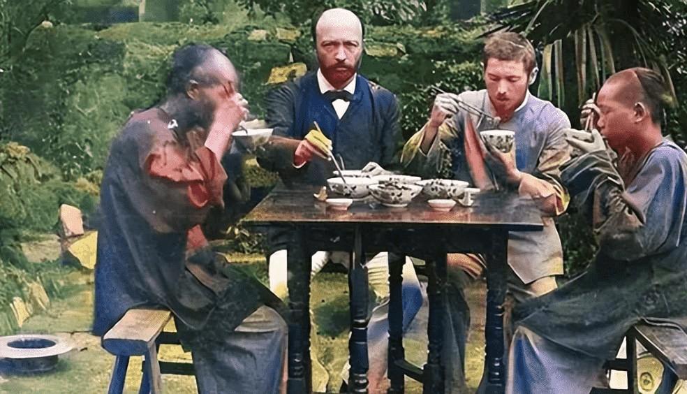 日军兽行：当着男人的面玷污了女儿，临走还残忍割下妻子乳房