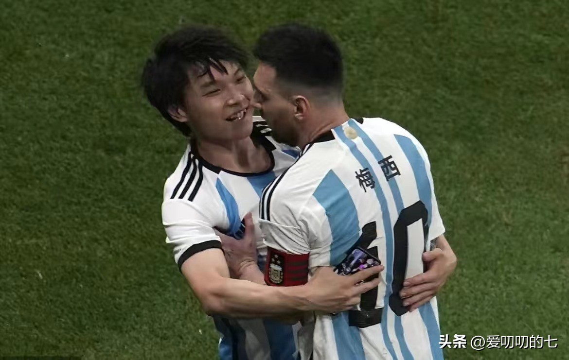一跳成名抱梅西的小伙,跑球场拥抱梅西的小伙子