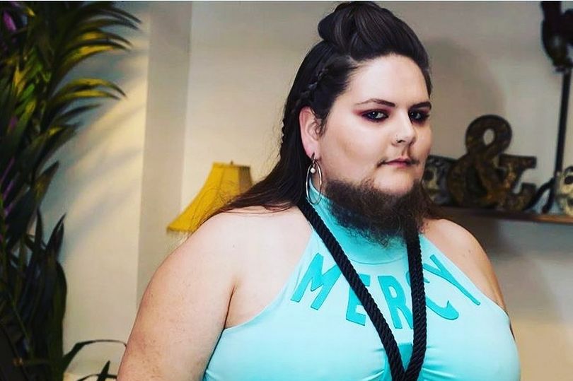 13岁的小女孩长胡子正常吗,13岁女孩长很多胡子