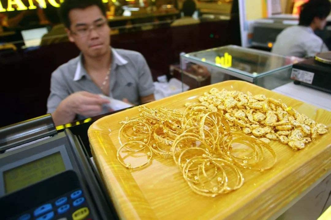 全球只剩5.3万吨黄金,中国95后女性50%都拥有,年轻人成购买主力