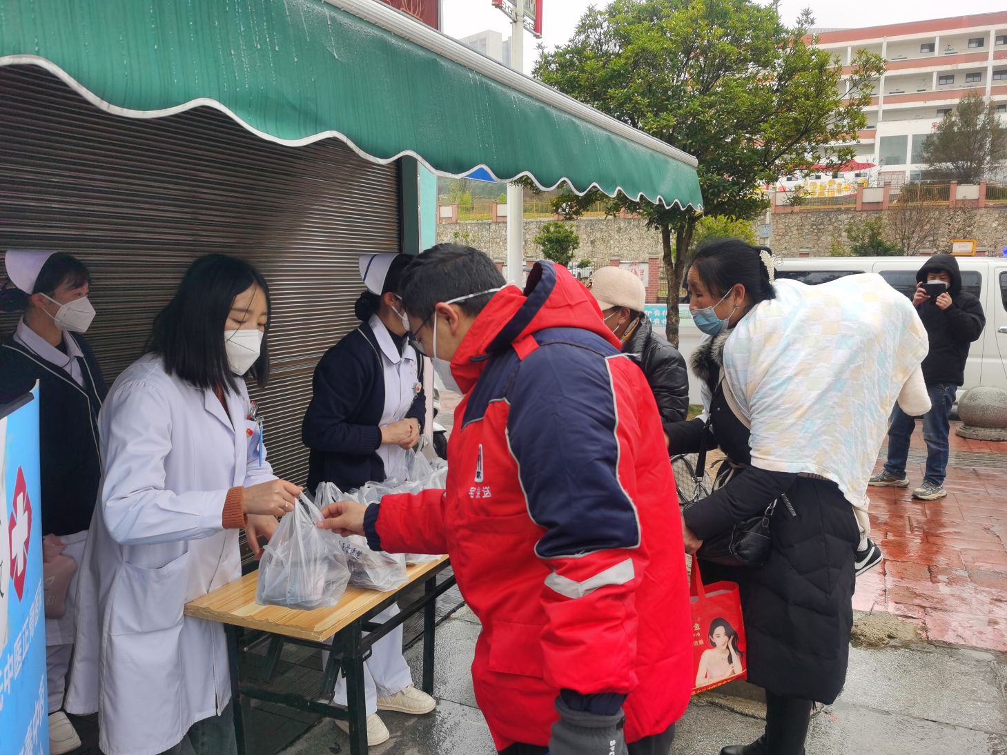 六盘水市中心城区设14个点免费发放中药预防汤剂