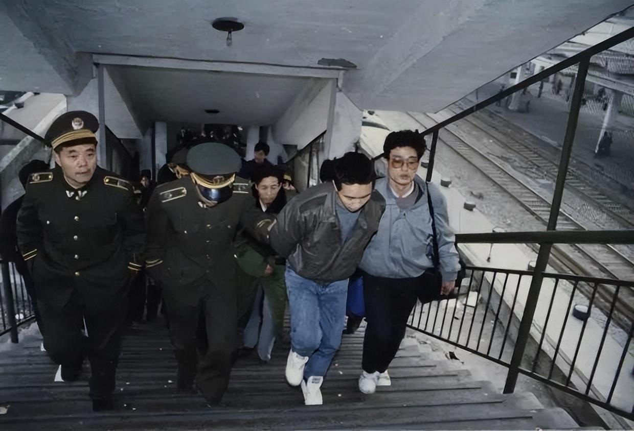 “明星经理”沉迷澳门*场赌**，为筹赌资，让大学生*妇情**开公司倒公款