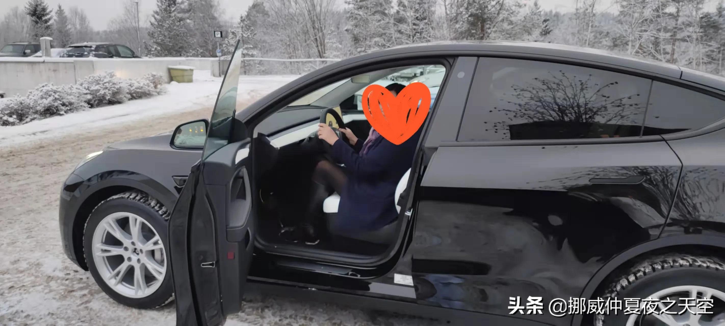 在挪威严冬12月开2021年上海出产的特斯拉YPerformance全轮驱动版