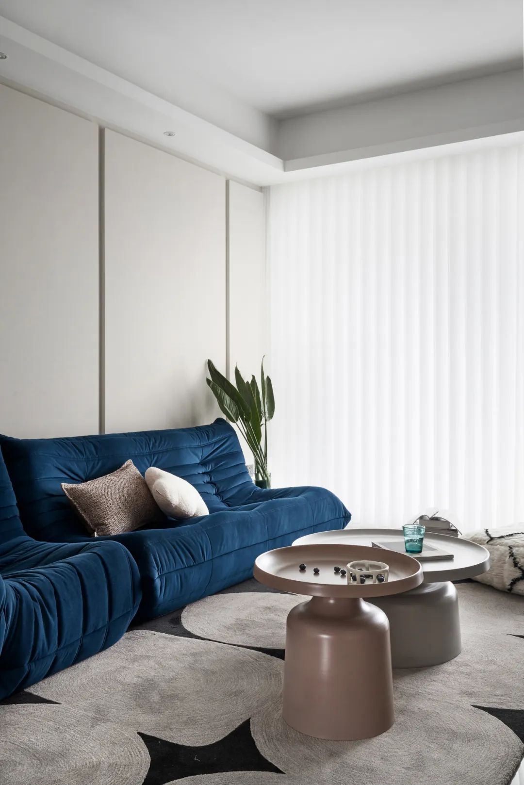 白色为主的客厅配什么颜色沙发图,客厅是白色的要选什么颜色的沙发