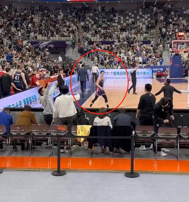 朱芳雨在看台上看杜锋批评球员,朱芳雨杜锋骂胡明轩的视频集锦