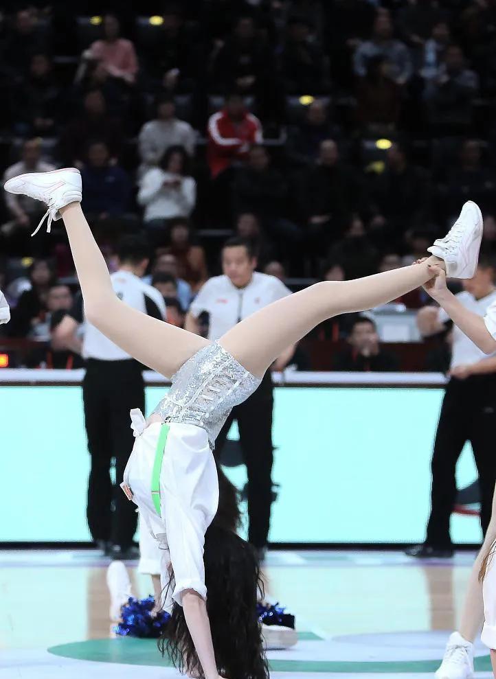 拉拉队带黑绅士帽跳舞,拉拉队舞姿优美灵动