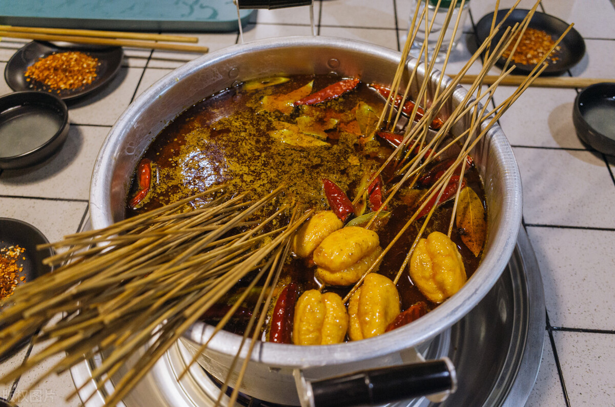 重庆老板卖麻辣烫,“啤酒免费不要钱”,半年盈利35万,策略牛