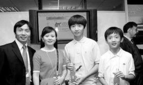 54岁四川男人,开蛋糕店身家20亿,离婚后玩摄影去过53次非洲