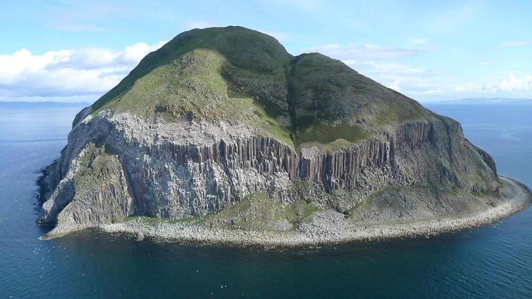 一只冰壶价值上万央视揭秘原因,冰壶制作成本贵吗