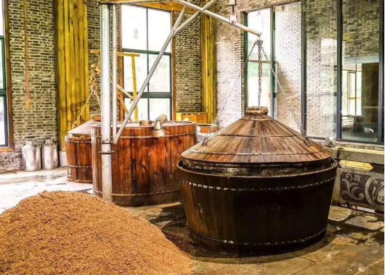 大批芬兰游客进入中国，轻装上阵并非旅游，竟是看上了我国白酒？