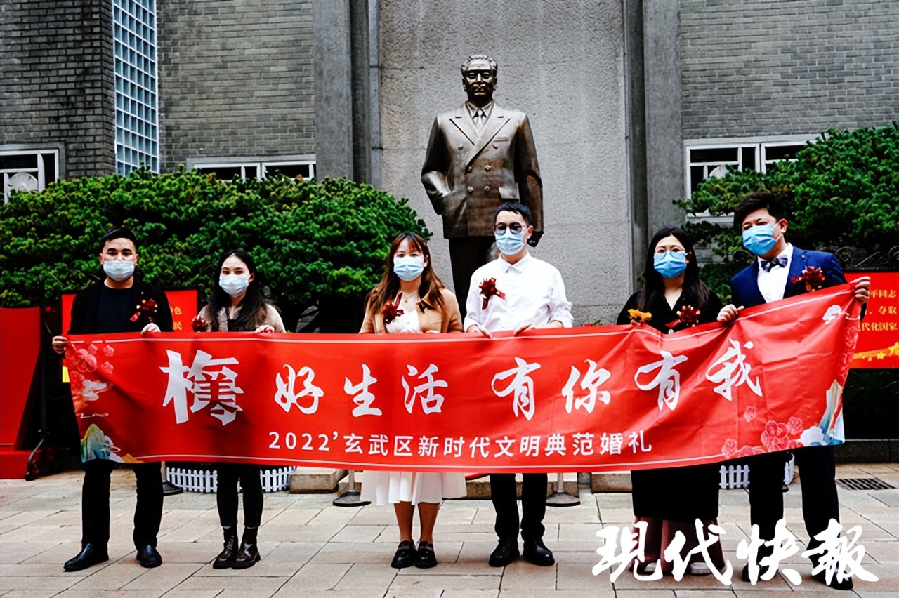 新郎骑二八大杠接亲新娘很开心,骑着二八大杠自行车接亲