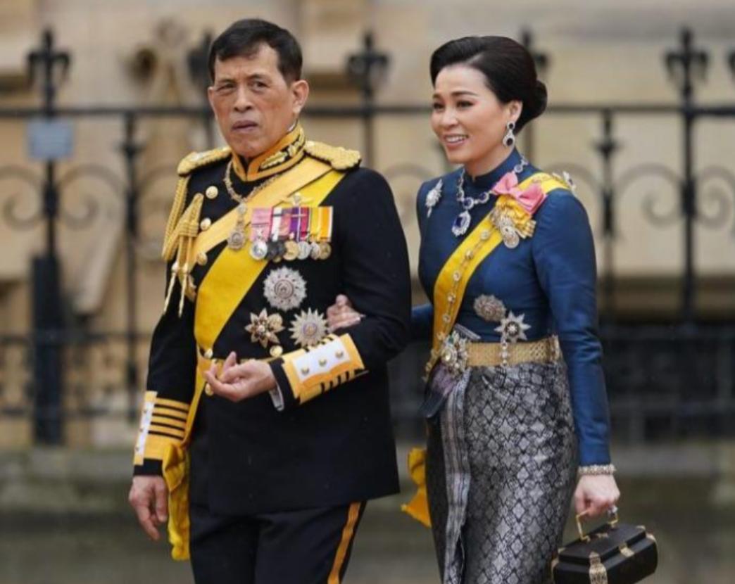 泰国王后晒贵妃穿衣显年轻,泰国王后珠光宝气身材发福