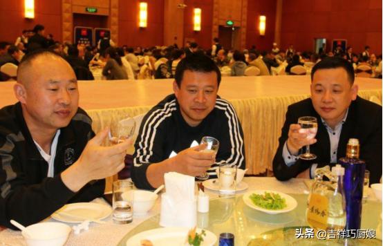 一杯白酒换算多少啤酒,啤酒换算白酒简单公式是什么