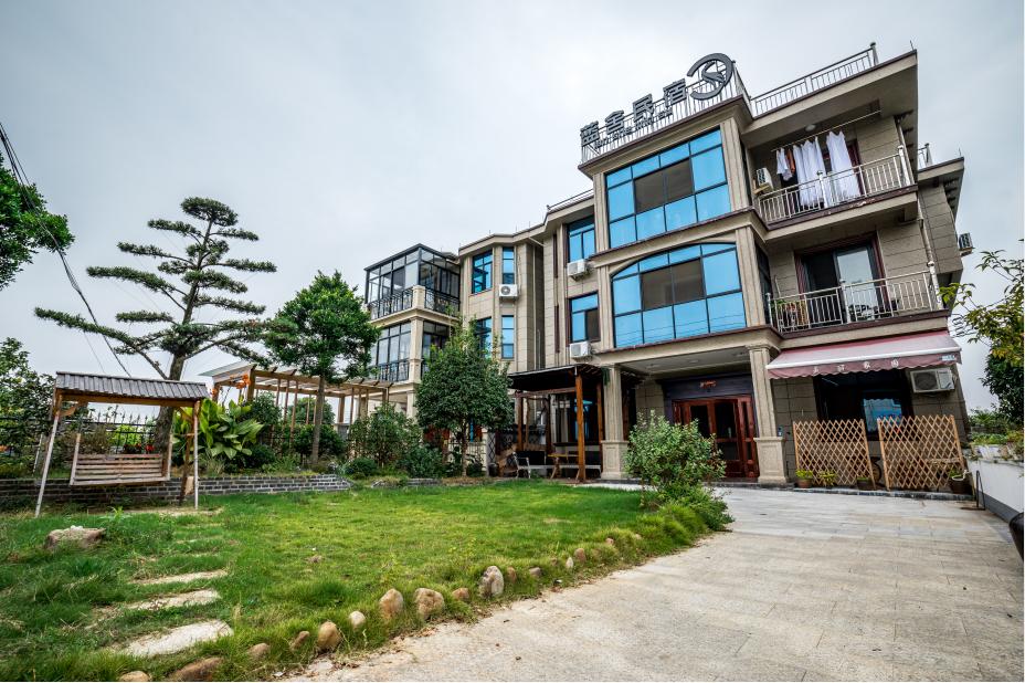 下雨天不能出去玩只能在家看看,下雨天不能去外面玩就宅家里